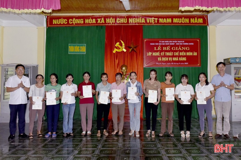 Lãnh đạo Phòng LĐ-TB&XH huyện Thạch Hà và Trung tâm GDNN – GDTX huyện Thạch Hà trao chứng chỉ nghề kỹ thuật chế biến món ăn và dịch vụ nhà hàng cho các học viên. Anh 44444.jpg