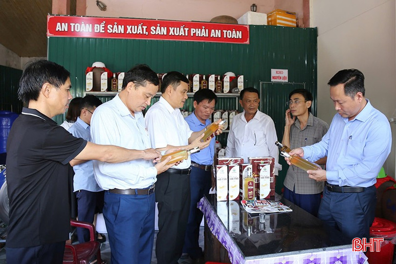 Lãnh đạo huyện Thạch Hà và các đơn vị liên quan kiểm tra thực tế sản phẩm Rượu nếp cái Hà Mai. 2514d1e5-92f0-4afc-a591-7db5bac794ae-86.jpeg