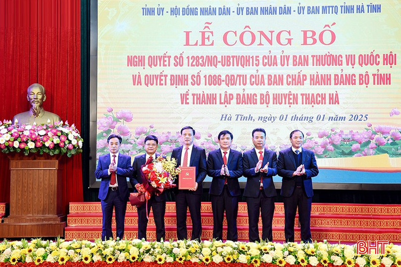 Thạch Hà ra mắt bộ máy mới từ 1/1/2025. Trong ảnh: Bí thư Tỉnh ủy Hoàng Trung Dũng, Phó Bí thư Thường trực Tỉnh ủy Trần Thế Dũng tặng hoa chúc mừng Thường trực Huyện ủy Thạch Hà. bqbht_br_dsc-0580-copy.jpg