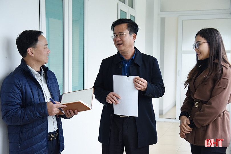 Ông Phan Thành Chung - Ủy viên Ban Thường vụ Huyện ủy Thạch Hà (ở giữa) chia sẻ suy nghĩ của bản thân khi tự nguyện nghỉ hưu trước tuổi. bqbht_br_dsc-1849-copy.jpg