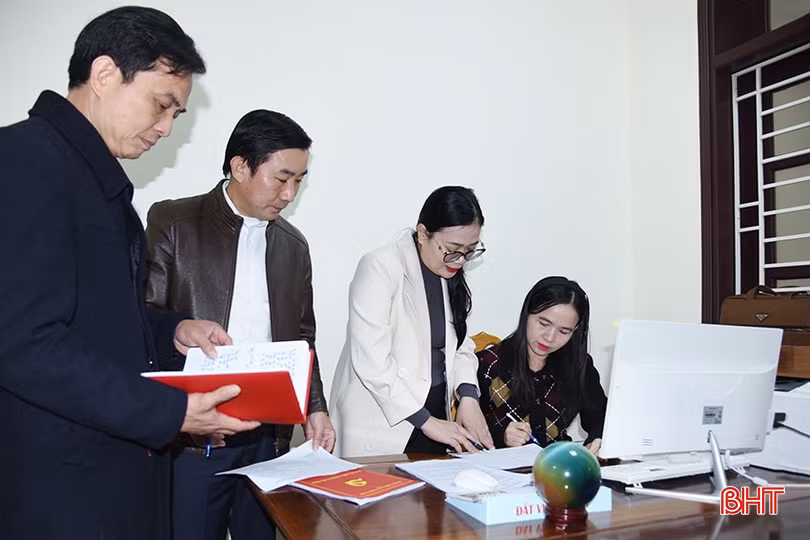 Ban Tổ chức Huyện ủy Thạch Hà rà soát danh sách cán bộ thuộc diện khuyến khích nghỉ hưu trước tuổi.