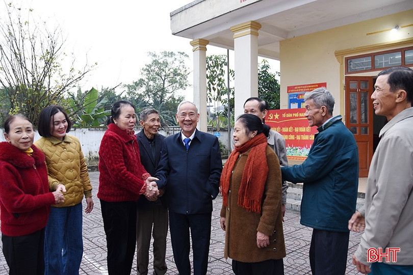 Người dân tổ dân phố Nam Tiến (phường Trần Phú, TP Hà Tĩnh) vui mừng gặp gỡ, chúc nhau đầu năm mới. bqbht_br_dsc-3057-copy.jpg