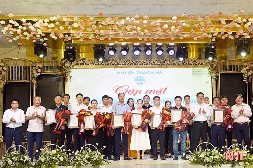 Trưởng ban Tổ chức Tỉnh ủy Võ Hồng Hải, lãnh đạo Hiệp hội Doanh nghiệp tỉnh và lãnh đạo huyện Thạch Hà vinh danh các doanh nghiệp tiêu biểu.