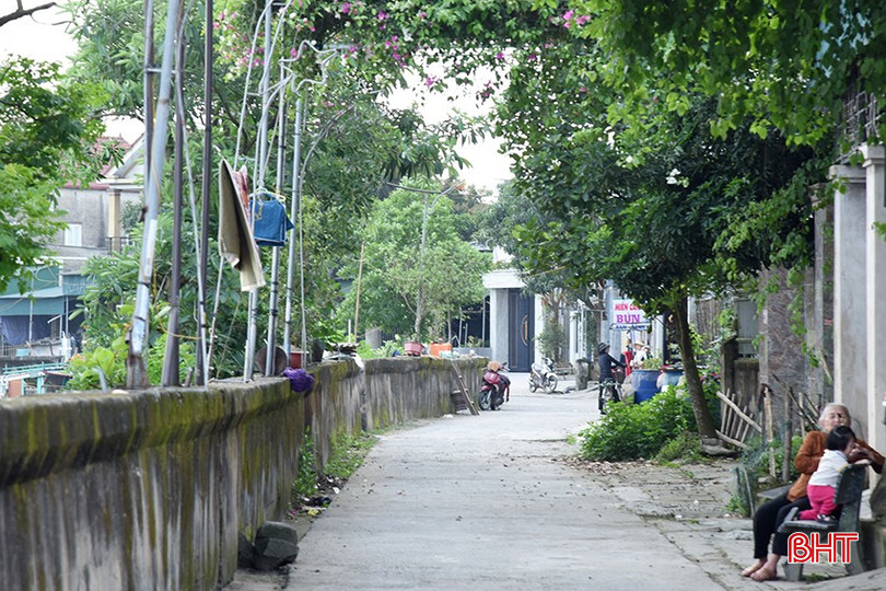 Những vết sụt lún trên tuyến đê đã đến mức báo động, tiềm ẩn nhiều rủi ro, ảnh hưởng trực tiếp đến người dân và an toàn đê điều. bqbht_br_dsc-6092-copy.jpg