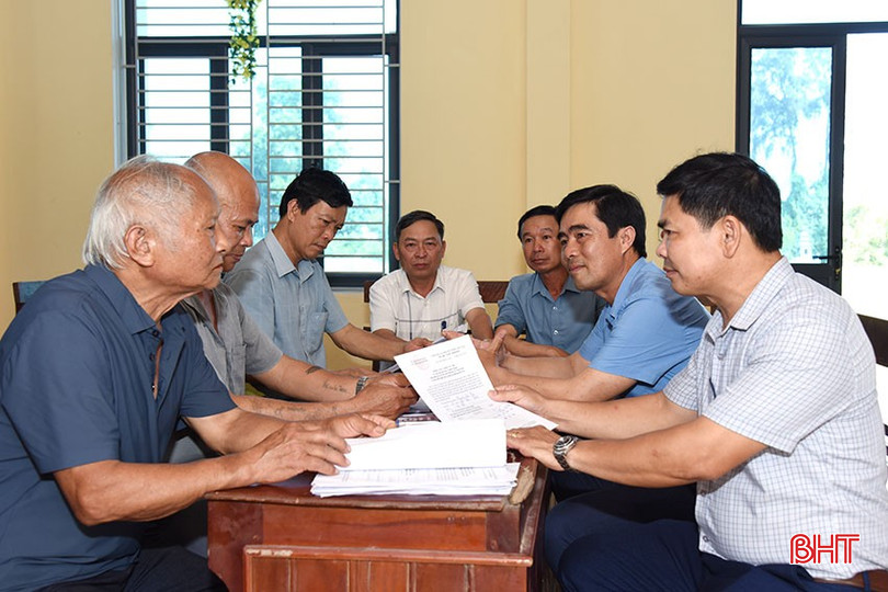 Người dân xã Tân Lâm Hương (TP Hà Tĩnh) kiến nghị cơ quan chức năng về vị trí trụ sở phường mới. bqbht_br_dsc-7000-copy.jpg