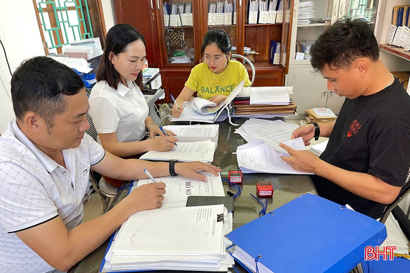 Cán bộ Văn phòng Đảng ủy Thị trấn Nghèn cùng các cán bộ, công chức và người hỗ trợ tập trung rà soát hồ sơ. bqbht_br_rrer.jpg