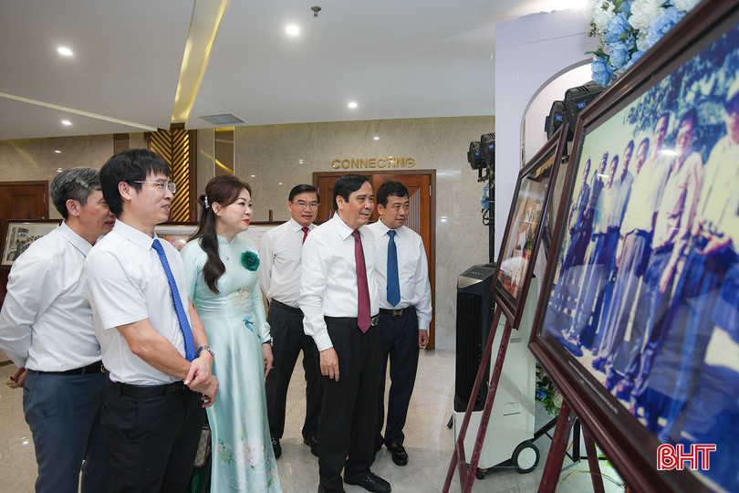 Đại biểu tham quan gian trưng bày triển lãm tại lễ kỷ niệm 100 năm Ngày Báo chí Cách mạng Việt Nam. Đại biểu tham quan gian trưng bày triển lãm tại lễ kỷ niệm 100 năm Ngày Báo chí Cách mạng Việt Nam.