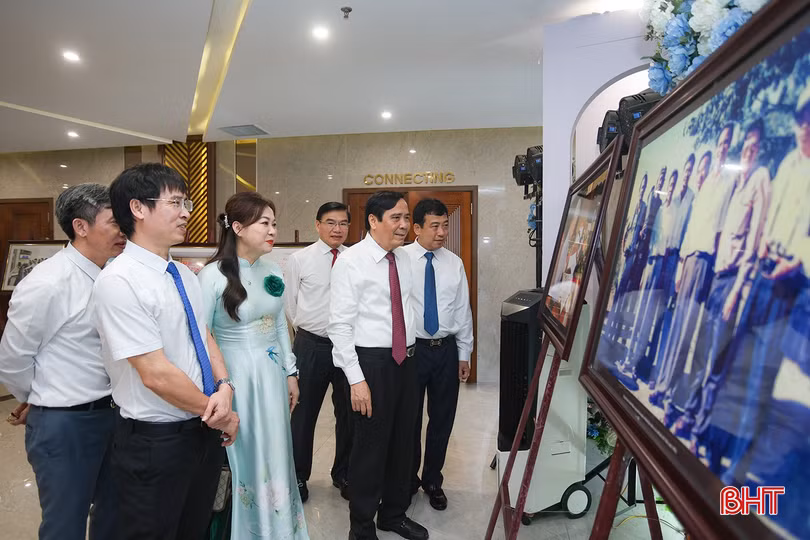 Đại biểu tham quan gian trưng bày triển lãm tại lễ kỷ niệm 100 năm Ngày Báo chí Cách mạng Việt Nam.