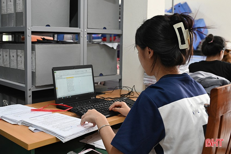 Ngoài xử lý hồ sơ lưu trữ, các đơn vị còn phải rà soát dữ liệu trên phần mềm. bqbht_br_dsc-6100.jpg