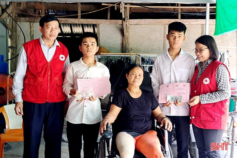 Hội Chữ thập đỏ huyện Thạch Hà trao tặng sổ địa chỉ nhân đạo, hỗ trợ hoàn cảnh khó khăn ở xã Việt Tiến. 441520444_3660263614214150_366284055506857621_n.jpg