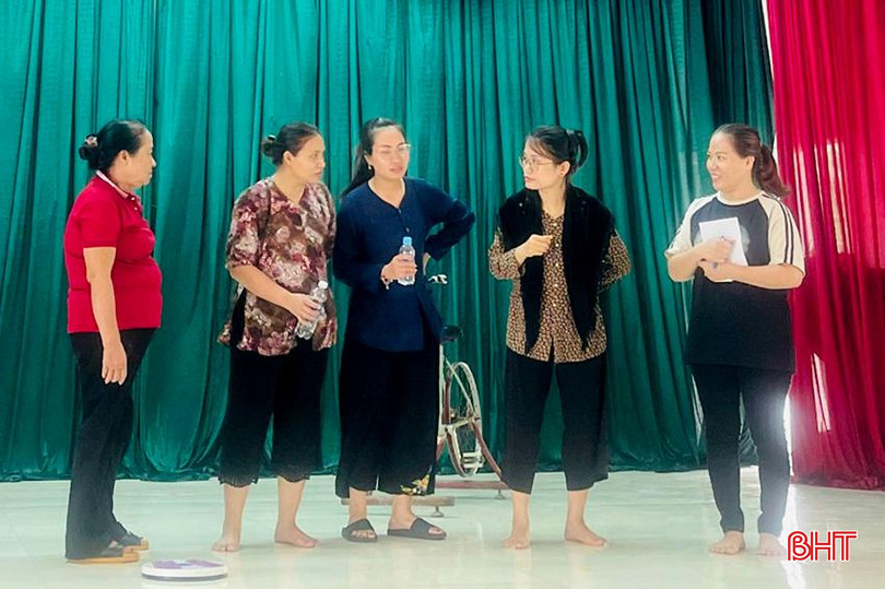 Cán bộ, đảng viên phường Bắc Hồng tổ chức sinh hoạt chuyên đề bằng hình thức sân khấu hóa. sChi bo 5 Nam Hong.jpg