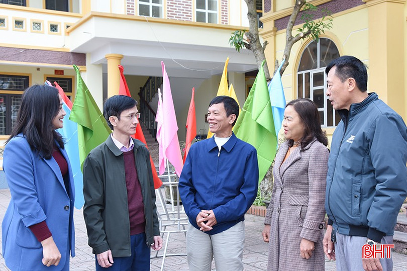 Ông Phạm Viết Linh (người đứng giữa) vui vẻ chia sẻ nguyện vọng nghỉ hưu trước tuổi với lãnh đạo và đảng viên thị trấn Đồng Lộc. bqbht_br_dsc-1492-copy.jpg