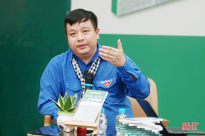 Tác giả Dương Trọng Phúc với tác phẩm "Chân dung anh Lý Tự Trọng qua những tư liệu lịch sử". img-82251-4054.jpg