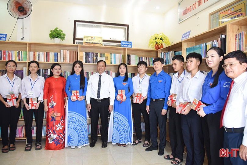 Bí thư Trung ương Đoàn Nguyễn Minh Triết, Bí thư Tỉnh ủy Hoàng Trung Dũng và lãnh đạo Sở GD&ĐT, Tỉnh đoàn Hà Tĩnh trao tặng cuốn sách "Chân dung anh Lý Tự Trọng qua những tư liệu lịch sử" cho các học sinh Trường THPT Lý Tự Trọng (Thạch Hà). sdsc-1314-copy-8396.jpg