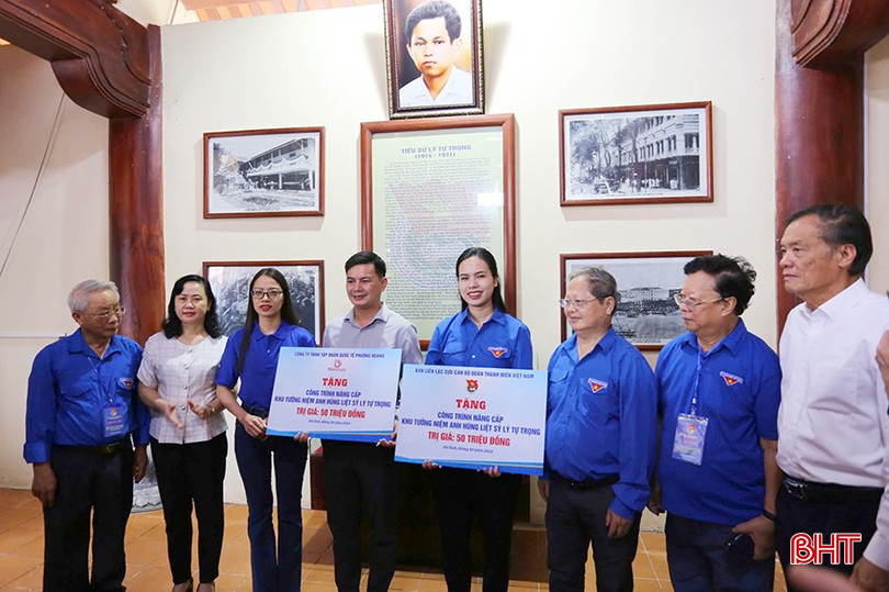 Ban Liên lạc cựu cán bộ Đoàn Thanh niên Việt Nam đến dâng hương, dâng hoa và trao tặng kinh phí hỗ trợ nâng cấp Khu tưởng niệm Lý Tự Trọng. 19fcf85c-f30f-4fa4-8233-3a773d5c8768-3938.jpg