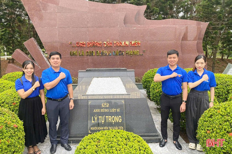 Cán bộ Quận đoàn Cẩm Lệ (TP Đà Nẵng) đến dâng hương, bày tỏ tri ân sự hy sinh của anh Lý Tự Trọng. afff-copy-3921.jpg