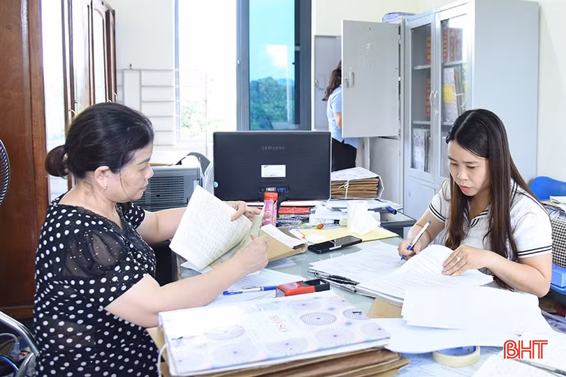 Cán bộ phường Nam Hà (TP Hà Tĩnh) tập trung chỉnh lý hồ sơ.