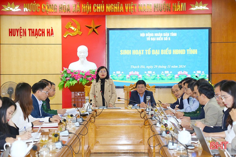 Giám đốc Sở GD&ĐT Nguyễn Thị Nguyệt và Phó Bí thư Thường trực Huyện ủy - Chủ tịch HĐND huyện Thạch Hà Nguyễn Văn Thắng điều hành buổi thảo luận. bqbht_br_67290df3-0a6f-4ea3-919f-d719553ddfd4.jpg