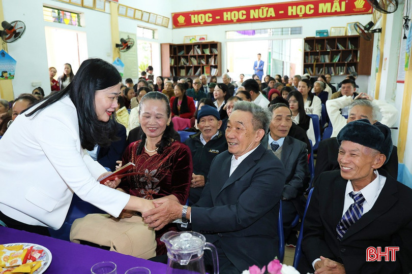 Tham dự lễ chúc thọ các cụ ngoài cán bộ thôn, gia đình, dòng họ còn có các đồng chí trong Thường trực, Ban Thường vụ Đảng ủy xã Toàn Lưu. Lãnh đạo địa phương đã ân cần thăm hỏi sức khỏe, chúc các cụ luôn sống vui, sống khỏe, tiếp tục là chỗ dựa tinh thần, là tấm gương sáng cho con cháu noi theo.