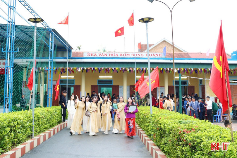 Cũng trong sáng nay, các thôn trên địa bàn xã Toàn Lưu tổ chức lễ mừng thọ, chúc thọ cho các cụ cao tuổi trên địa bàn.