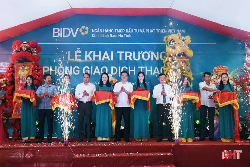 Các đại biểu cắt băng khánh thành Phòng giao dịch BIDV Thạch Hà.