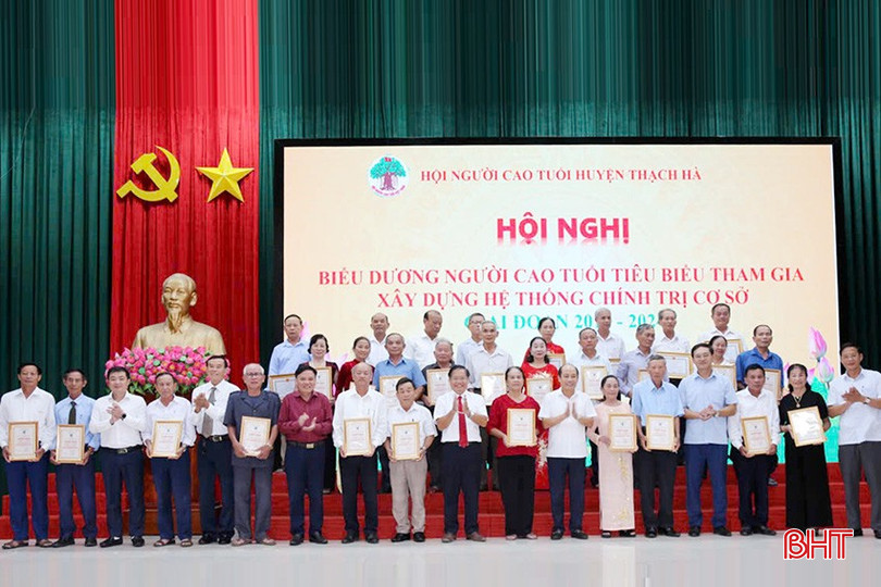 Lãnh đạo Hội NCT tỉnh và lãnh đạo huyện Thạch Hà trao giấy khen, giấy chứng nhận cho các cá nhân tiêu biểu. b9446288-00a3-4852-822e-4119c39338a3.jpeg