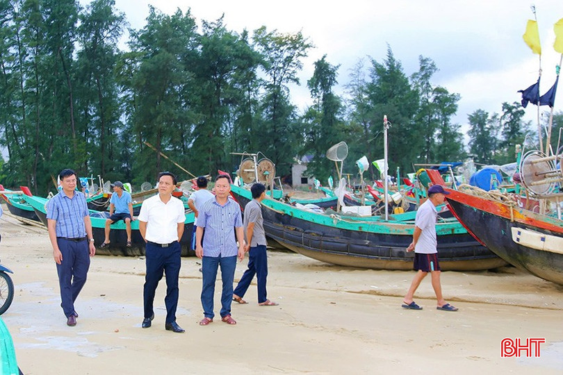 Lãnh đạo huyện Thạch Hà kiểm tra điểm neo đậu tàu thuyền tại bãi biển Văn Trị. sdsd.jpg