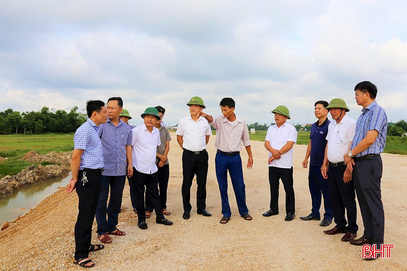Lãnh đạo huyện Thạch Hà làm việc với đơn vị thi công dự án đường bộ cao tốc Bắc - Nam và lãnh đạo địa phương, thôn xóm đoạn qua địa phận xã Lưu Vĩnh Sơn để triển khai các biện pháp khơi thông dòng chảy tại các vùng thấp trũng khi có mưa lớn xảy ra. sad.jpg