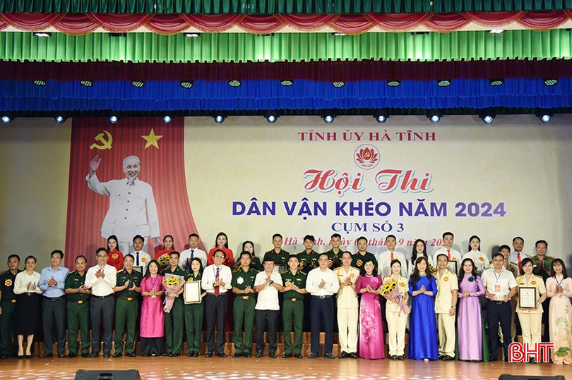 Hội thi "Dân vận khéo" cấp cụm Hà Tĩnh hoàn thành từ cuối tháng 8/2024. (Trong ảnh: Chủ tịch UBND tỉnh Võ Trọng Hải, Trưởng ban Dân vận Trương Thanh Huyền, Bí thư Thành ủy Dương Tất Thắng và các đại biểu chụp ảnh với các đội thi cụm 3). DCS_763 copy.jpg
