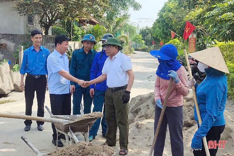 Lãnh đạo LĐLĐ tỉnh tìm hiểu để hỗ trợ Hương Sơn xóa nhà tạm, nhà dột nát. bqbht_br_dcs-54-copy.jpg