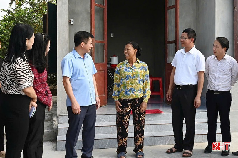 Các đơn vị được giao đỡ đầu huyện Can Lộc đã trực tiếp tìm hiểu từng hoàn cảnh và trao hỗ trợ 8 hộ dân, mỗi nhà 70 triệu đồng. bqbht_br_dcs-452-copy.jpg