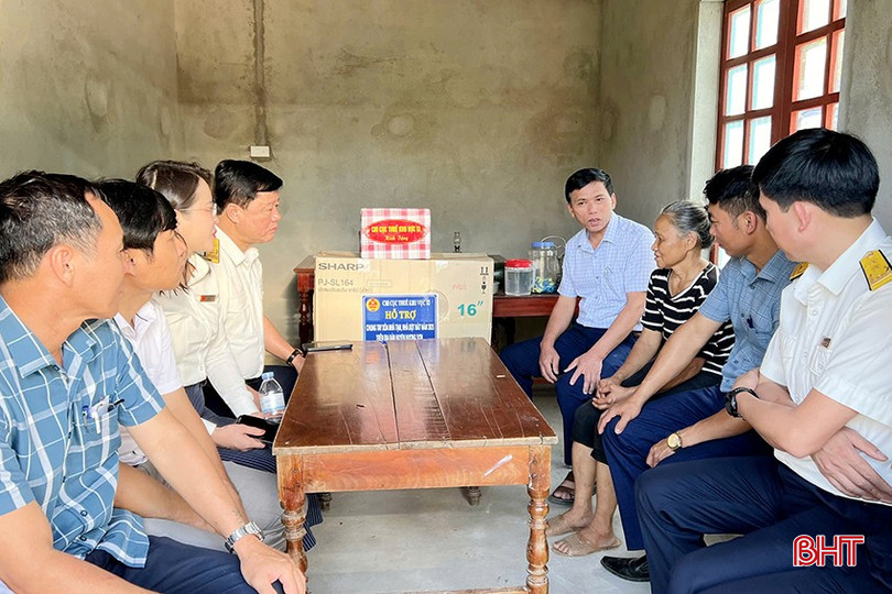 Chi Cục thuế khu vực XI trao quà hỗ trợ hộ dân ở xã Sơn Giang (Hương Sơn). bqbht_br_dcs-534-copy.jpg