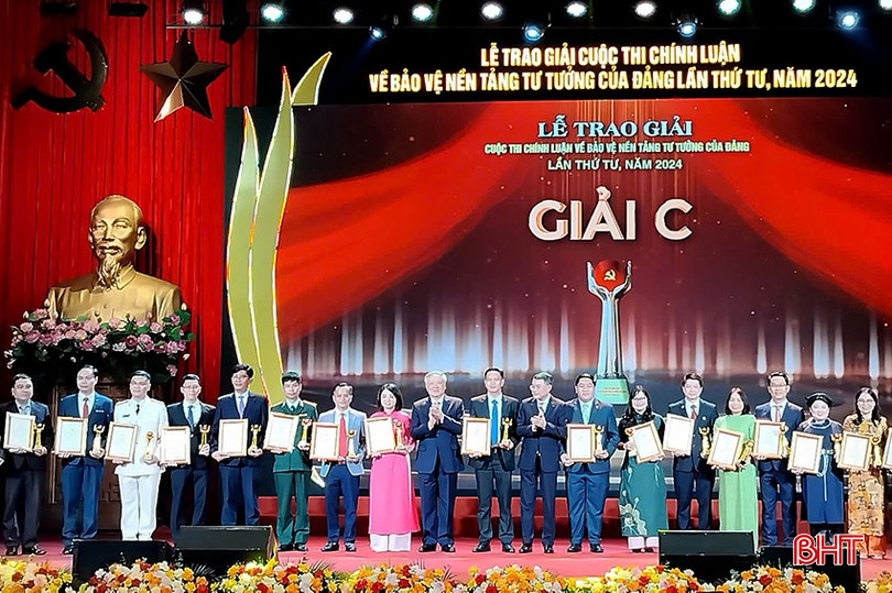 Tác giả Phan Quốc Thanh (thứ 2 từ trái sang) và tác giả Nguyễn Quang Ngọc (thứ 7 từ trái sang) nhận giải C. dd-6669.jpg