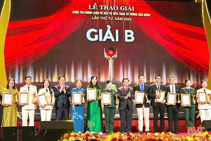 Tác giả Đặng Thanh Ngà, Công an phường Thạch Quý (TP Hà Tĩnh) - thứ 3 từ trái sang nhận giải B. 533def7f-471e-4bdd-85ac-cdb51e8e0013-410.jpeg