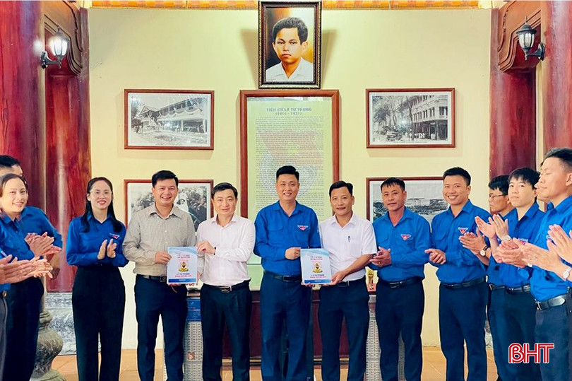 Tuổi trẻ Thạch Hà ra mắt tập san “Lý Tự Trọng - Sáng mãi tên anh” và trao tặng tập san cho Đảng bộ xã Việt Tiến, Khu tưởng niệm Lý Tự Trọng.