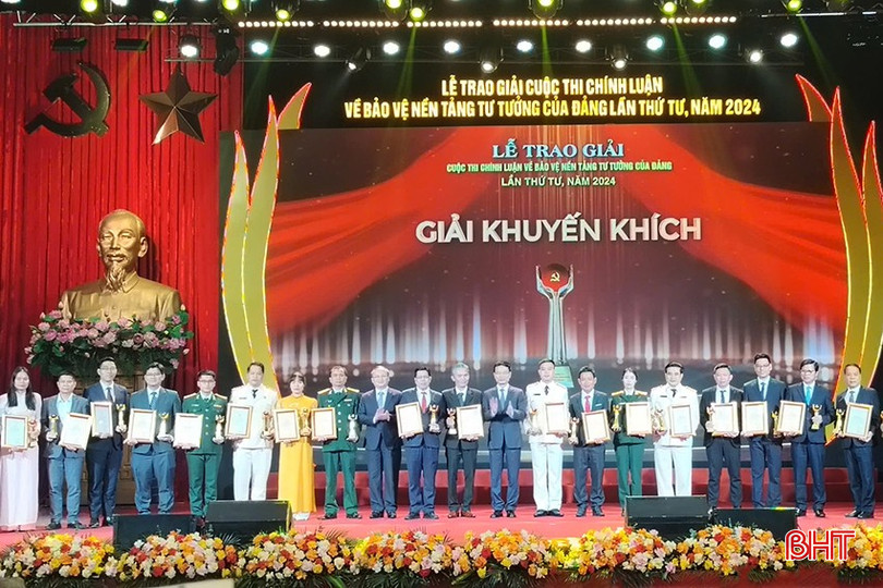 Tác giả Nguyễn Đình Tường - thứ 4 từ phải sang nhận giải khuyến khích. assas-7176.jpg