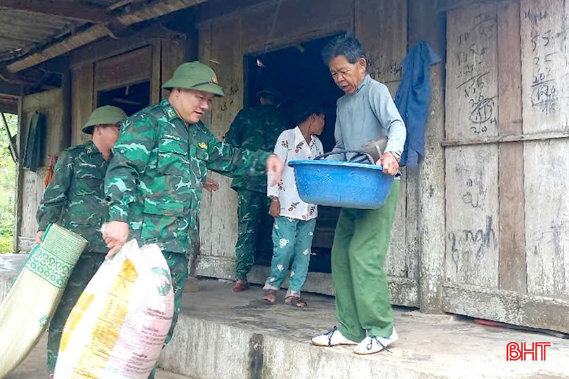 Ngay trong sáng 24/4, xã Phúc Trạch đã phối hợp với Đồn Biên phòng bản Giàng vận động bà con và huy động các lực lượng hỗ trợ người dân về tránh trú tại nhà văn hóa cộng đồng của bản, đề phòng bão số 5 gây mưa lớn, sạt lở đất. bqbht_br_1u.jpg