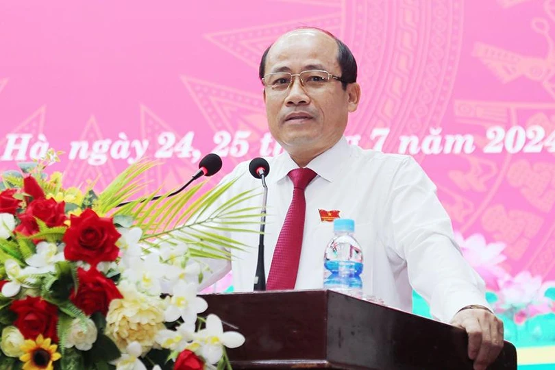 Phó Chủ tịch HĐND huyện Đồng Xuân Vân báo cáo tổng hợp ý kiến kiến nghị của cử tri gửi đến kỳ họp thứ 14, HĐND huyện khóa XX.