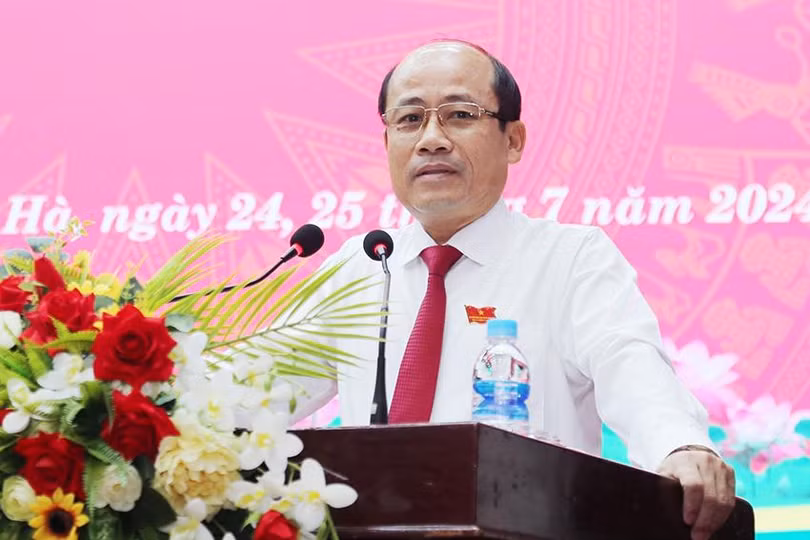 Phó Chủ tịch HĐND huyện Đồng Xuân Vân báo cáo tổng hợp ý kiến kiến nghị của cử tri gửi đến kỳ họp thứ 14, HĐND huyện khóa XX.