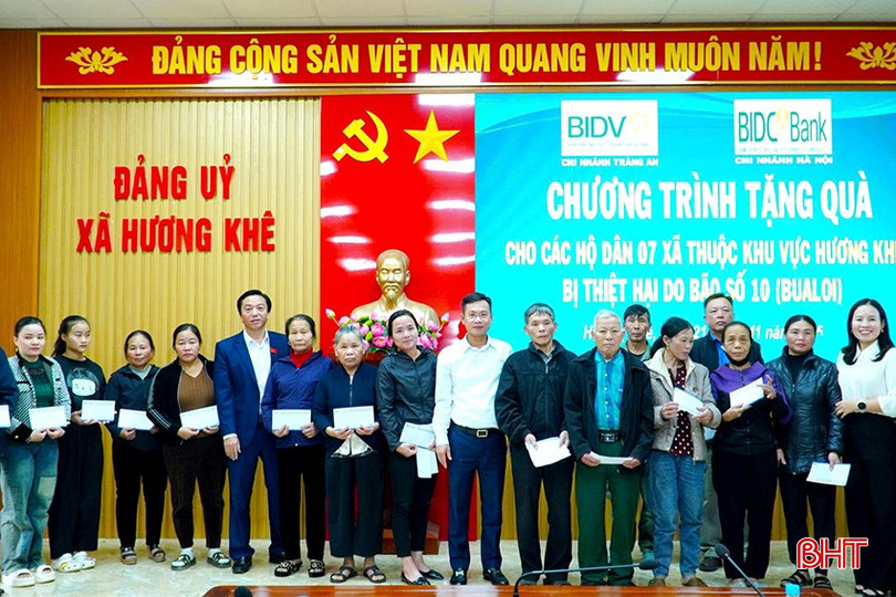 Đơn vị tài trợ trao quà cho các hộ dân.