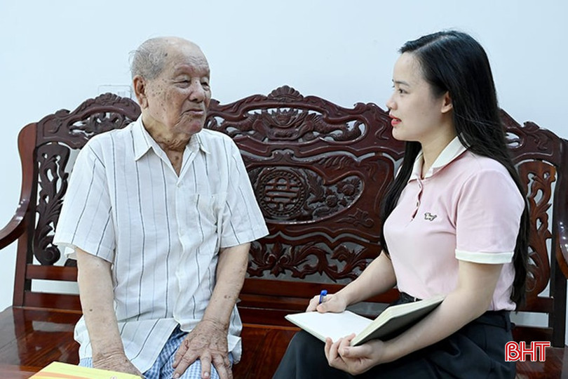 Cụ Hòa chia sẻ cùng phóng viên Báo Hà Tĩnh ký ức cách đây tròn 80 năm. bqbht_br_2a116e39-57f8-46e8-8e84-90be9851154d.jpg