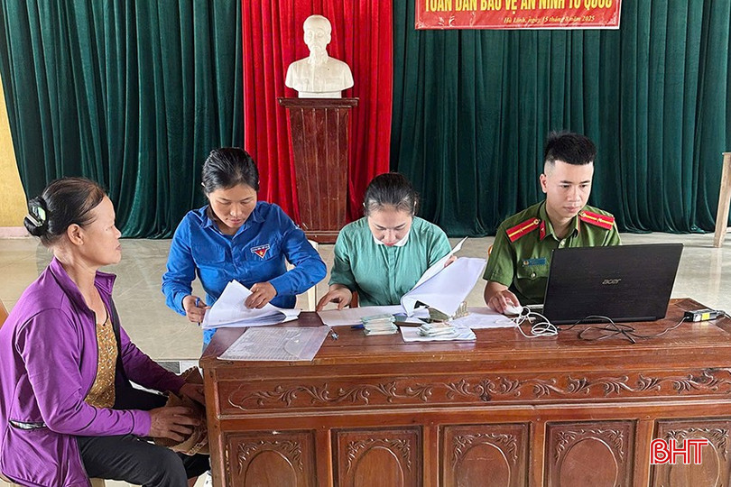 Xã Hà Linh có tổng số 12.670 người dân. Ngoài hơn 3.100 người dân đăng ký nhận tiền qua tài khoản ngân hàng, hơn 9.500 người dân đang được nhận tiền tại các nhà văn hóa thôn. bqbht_br_dc8c56faf1fb7aa523ea.jpg