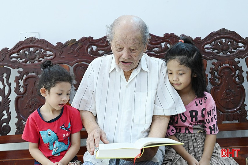 Cụ Hòa nhắc nhở các cháu chắt về lịch sử năm xưa. bqbht_br_dsc-20d46.jpg