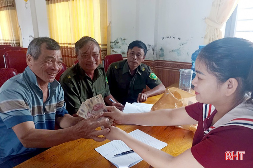 Cũng như nhiều địa bàn trong toàn tỉnh, sáng nay, người dân xã Hương Đô phấn khởi đón nhận quà 2/9 của Đảng, Nhà nước. Toàn xã Hương Đô có 14.205 người nhận quà, dự kiến hoàn thành trong ngày 1/9. bqbht_br_033381523553be0de742.jpg