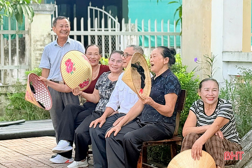 Người dân thôn Vĩnh Trung bày tỏ niềm vui trước tấm lòng của Đảng và Nhà nước đối với dân. bqbht_br_z6955822252887-badcc84d0cf184c9dd16166c480eb24c.jpg