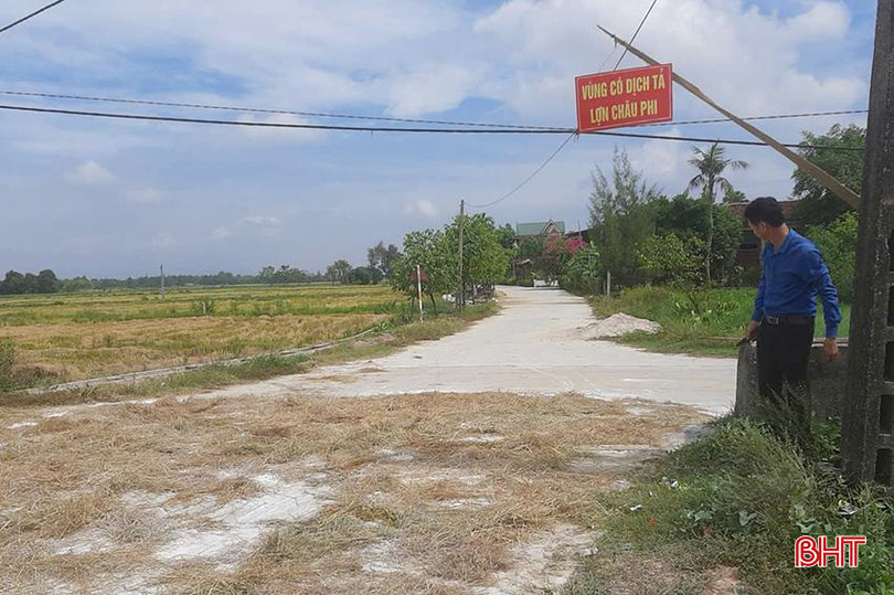 Xã Thạch Lạc tiến hành lập chốt kiểm soát trên tuyến đường ra vào thôn có dịch và lân cận. Anhh1s111.jpg
