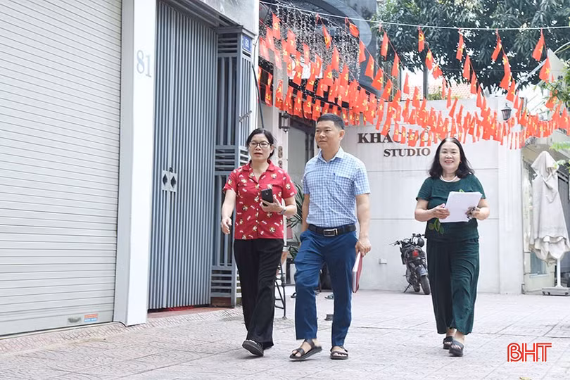 Cán bộ tổ dân phố 1, phường Nam Hà, TP Hà Tĩnh đến tận nhà phát phiếu cho người dân.