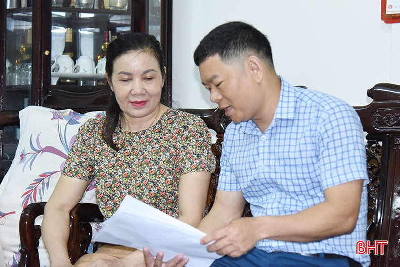 Người dân được cán bộ phường, xã giới thiệu rõ về phương án sắp xếp ĐVHC cấp xã. bqbht_br_dsc-6875-copy.jpg