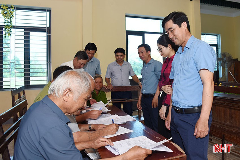 Sắp xếp ĐVHC là một trong những nội dung chính của dự thảo nghị quyết sửa đổi Hiến pháp (Ảnh: Đoàn công tác Sở Nội vụ chỉ đạo thực hiện lấy ý kiến Nhân dân về sắp xếp ĐVHC cấp xã tại xã Tân Lâm Hương, TP Hà Tĩnh). Sắp xếp ĐVHC là một trong những nội dung chính của dự thảo nghị quyết sửa đổi Hiến pháp (Ảnh: Đoàn công tác Sở Nội vụ chỉ đạo thực hiện lấy ý kiến Nhân dân về sắp xếp ĐVHC cấp xã tại xã Tân Lâm Hương, TP Hà Tĩnh).