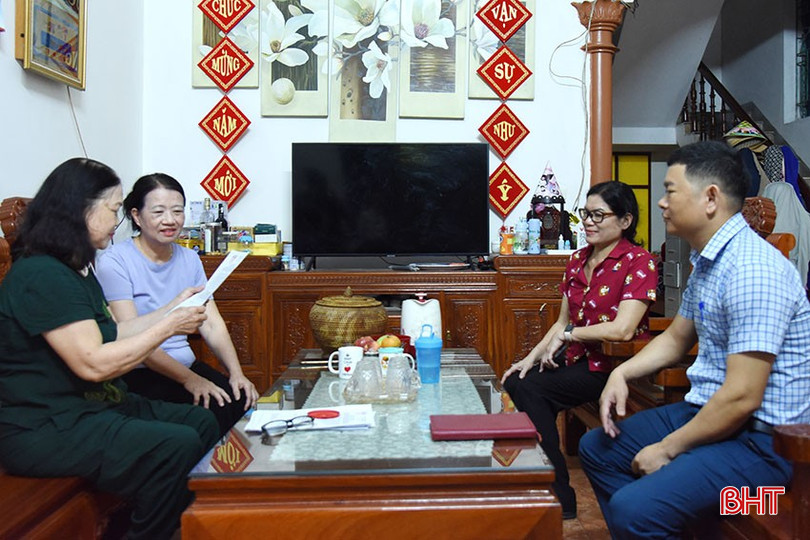 Ban Cán sự tổ dân phố 1, phường Nam Hà và cán bộ phường đến từng hộ dân xin ý kiến. bqbht_br_dsc-6849-copy.jpg